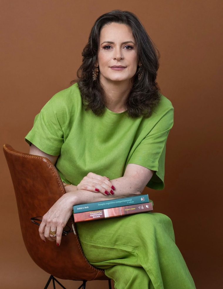Marcela Martins com livros de Terapia Cognitivo-Comportamental